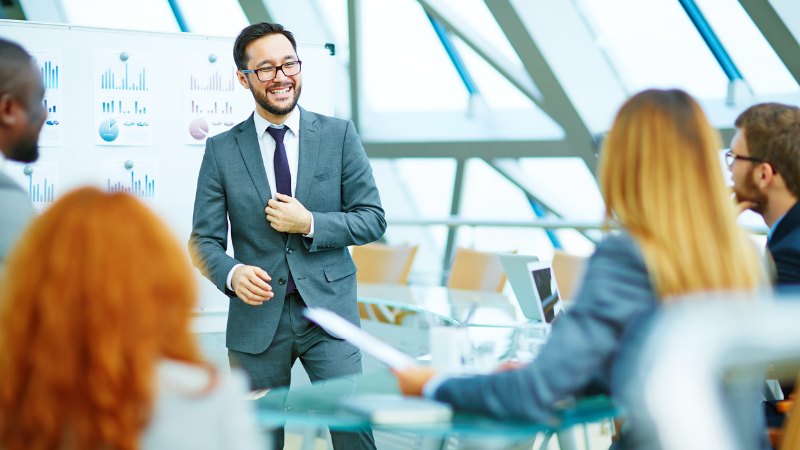 Un chef d'équipe qui affirme son leadership