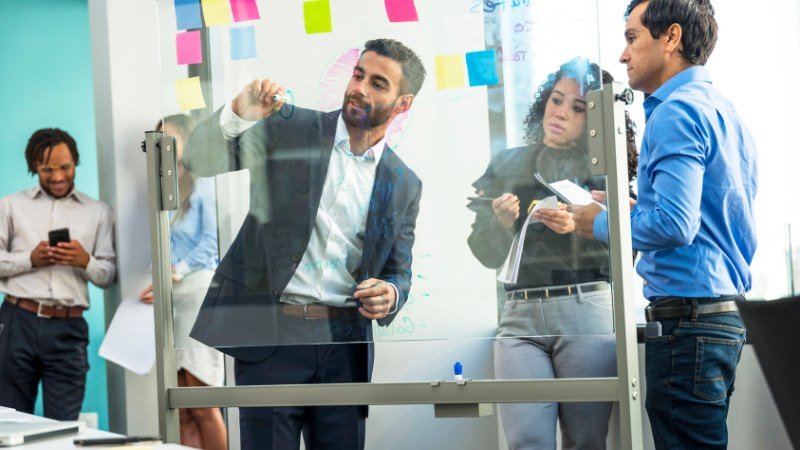 Un dirigeant avec un bon leadership dans une entreprise