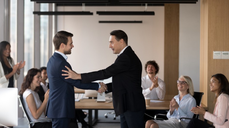 Un dirigeant d'entreprise qui félicite un employé