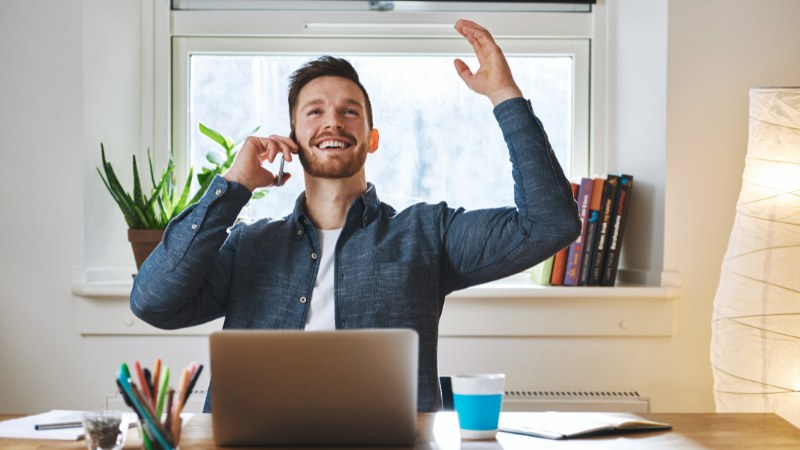 Un entrepreneur motivé et joyeux