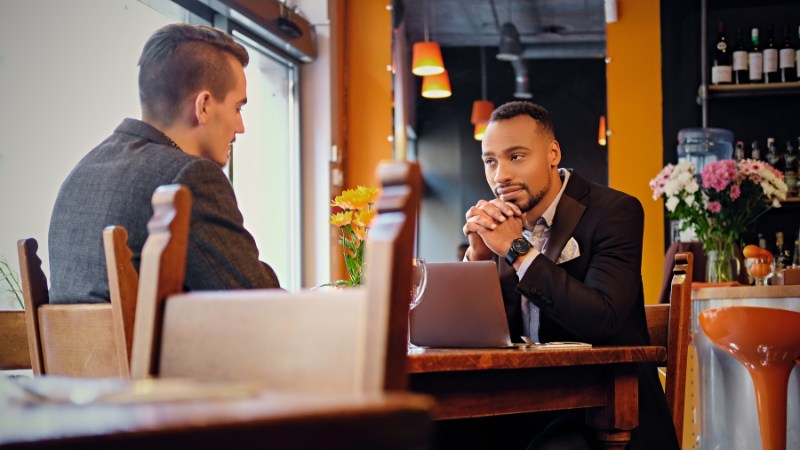 Un premier rendez-vous d'un coach professionnel avec un dirigeant d'entreprise