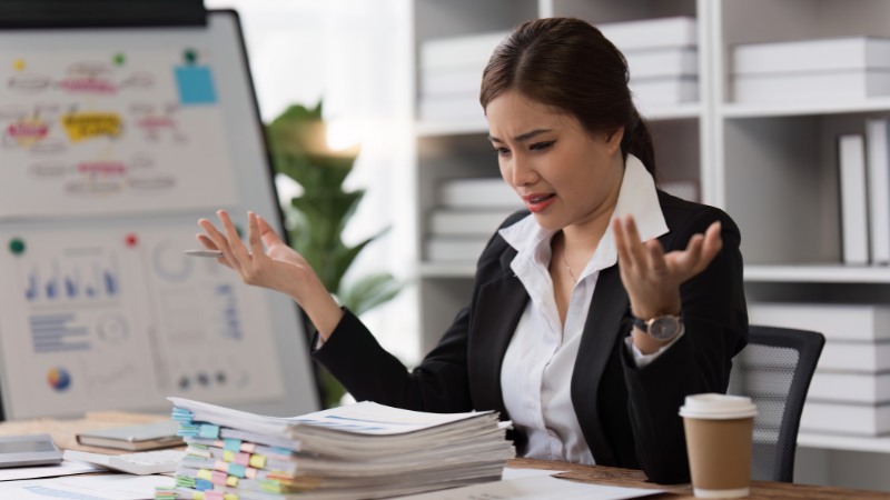 Une dirigeante d'entreprise dépassée par le nombre de dossiers à traiter