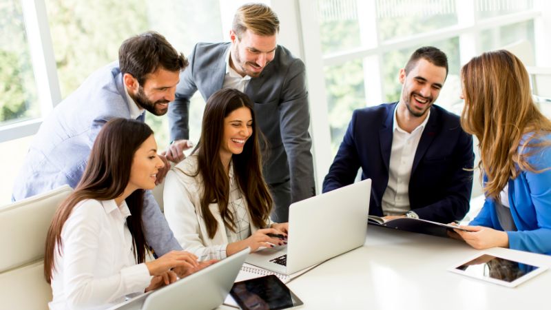 Une équipe d'entreprise qui est heureuse au travail