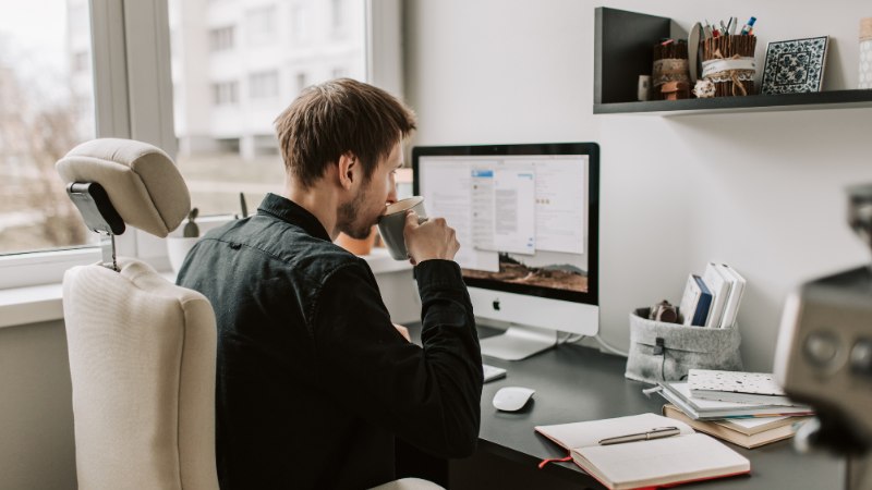 Un homme autonome en entreprise