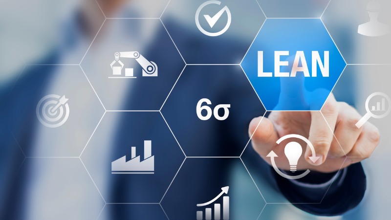 Un homme qui choisit la méthode Lean pour optimiser les processus d'une entreprise