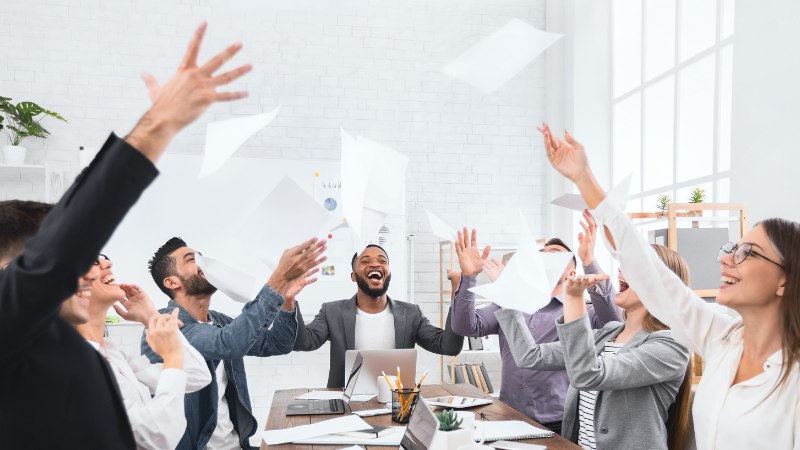 Une équipe qui célèbre la réussite d'une entreprise après optimisation des processus