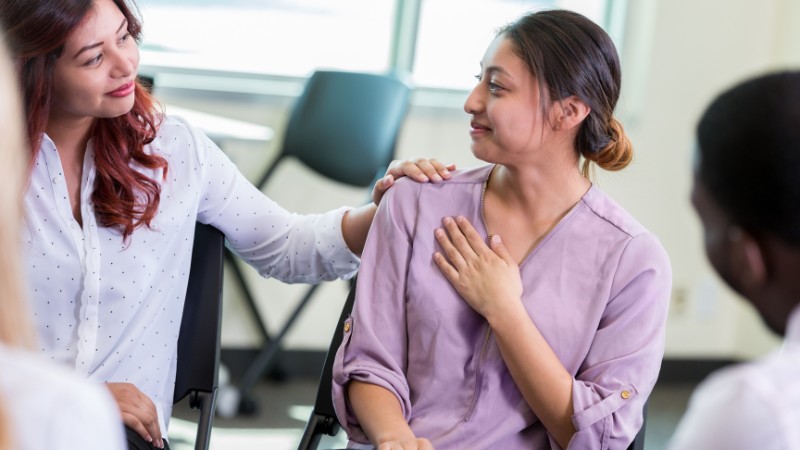 Une manager qui encourage un membre de son équipe