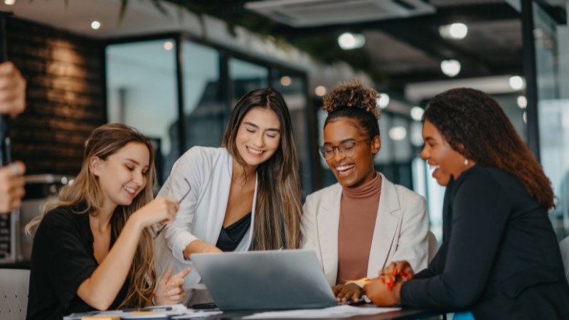 Des employées satisfaites de la formation qu'elles viennent de suivre