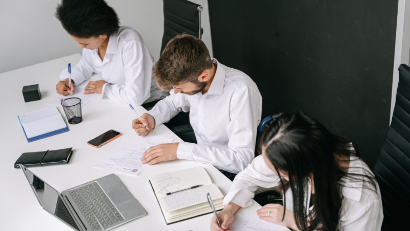Le personnel d'une entreprise en train de suivre une formation