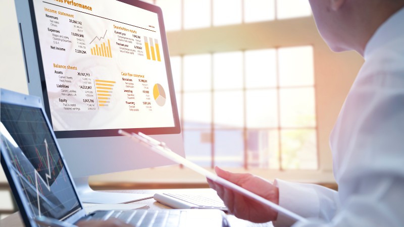 Un chef d'entreprise qui surveille les indicateurs de performance