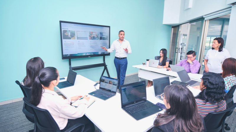 Un consultant qui montre comment bien diriger une entreprise