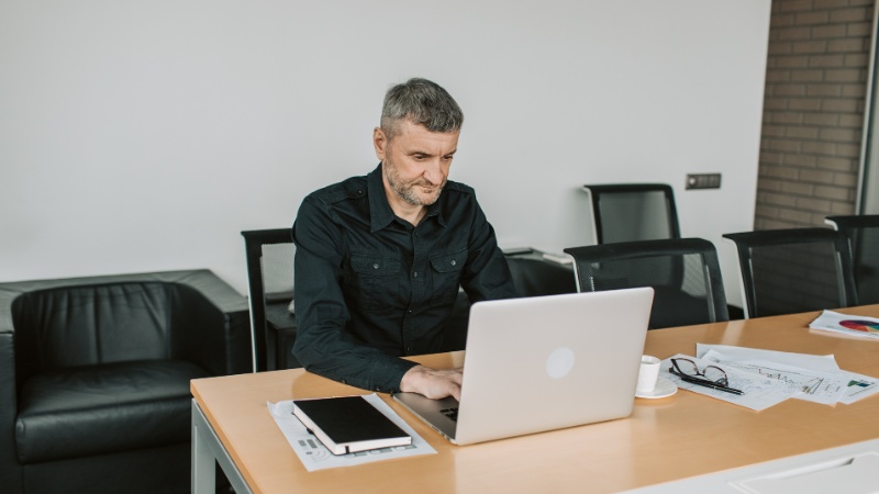 Un dirigeant en train de piloter une entreprise