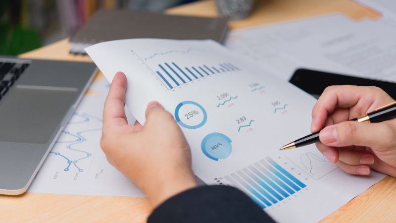 Un dirigeant qui analyse les indicateurs de performance de son entreprise