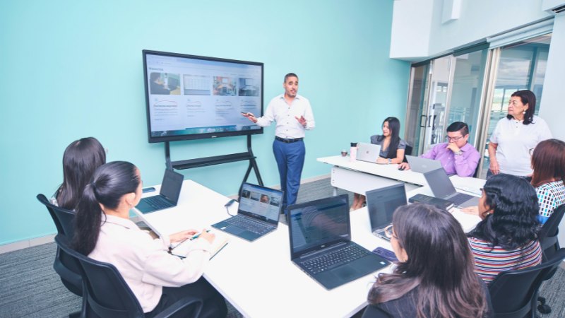 Un dirigeant qui montre comment gérer la communication d'une entreprise