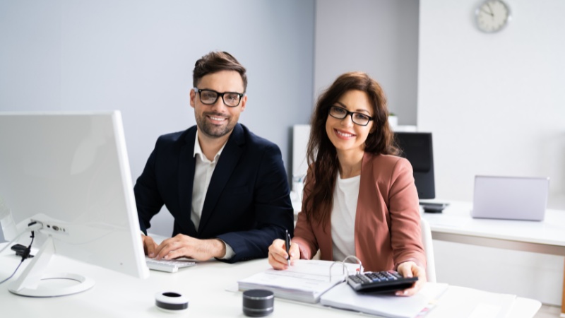 Un expert comptable et une dirigeante d'entreprise