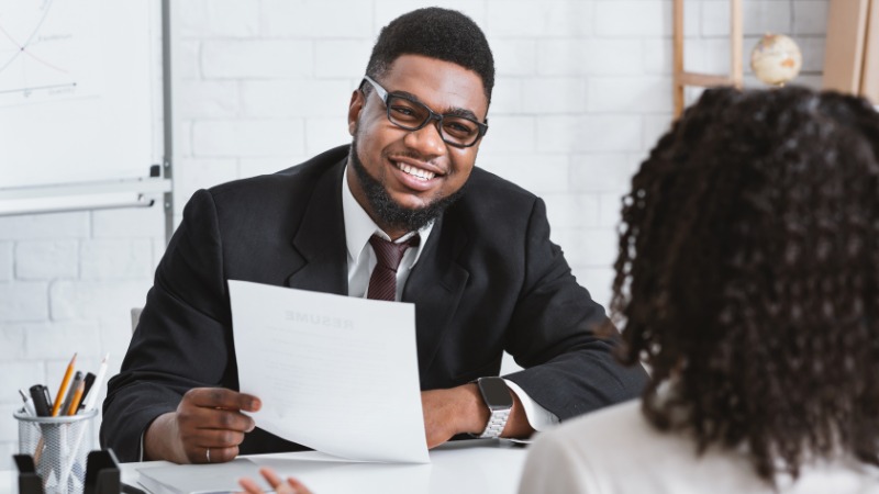 Un expert qui identifie les besoins en formation d'une salariée