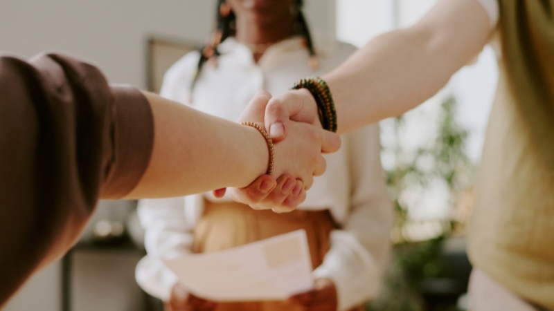 Un responsable de mission d'une entreprise qui vient d'être nommé