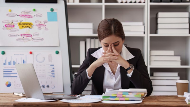 Une chef d'entreprise découragée qui fait face à des défis