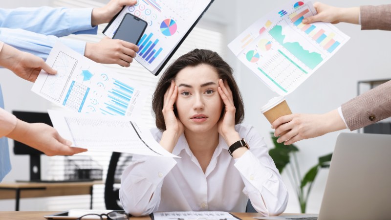 Une chef d'entreprise qui se demande comment faire prospérer son entreprise durablement