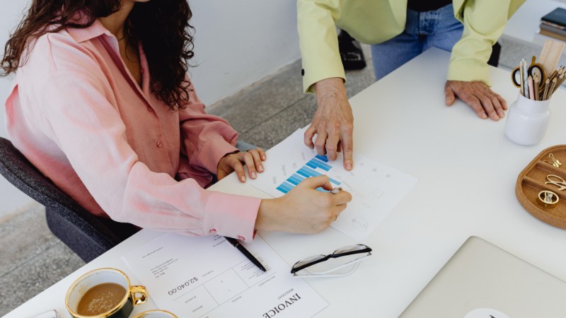 Une coach d'affaires avec une cliente