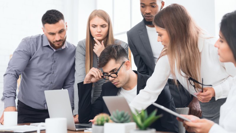 Une équipe d'une entreprise en réunion pour gérer les retards de paiement