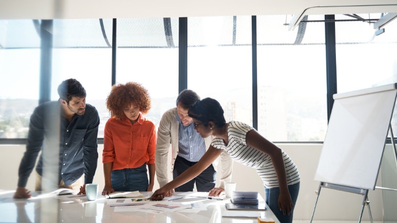 Une équipe en train de fixer les objectifs d'une entreprise