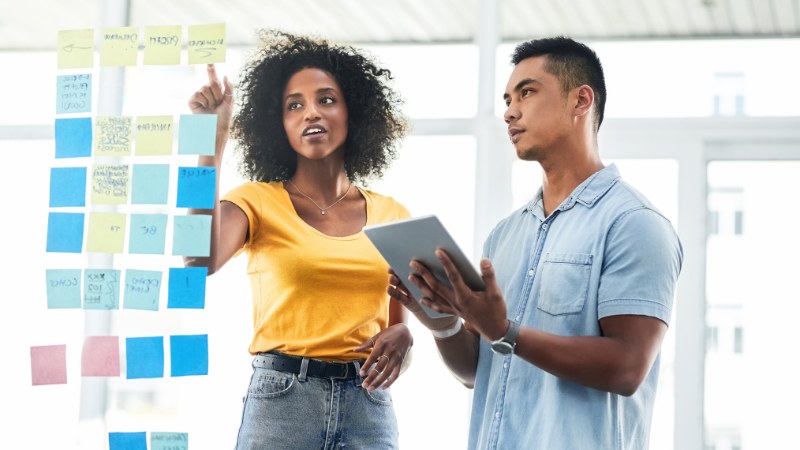 Une équipe mettant en place un plan d'actions