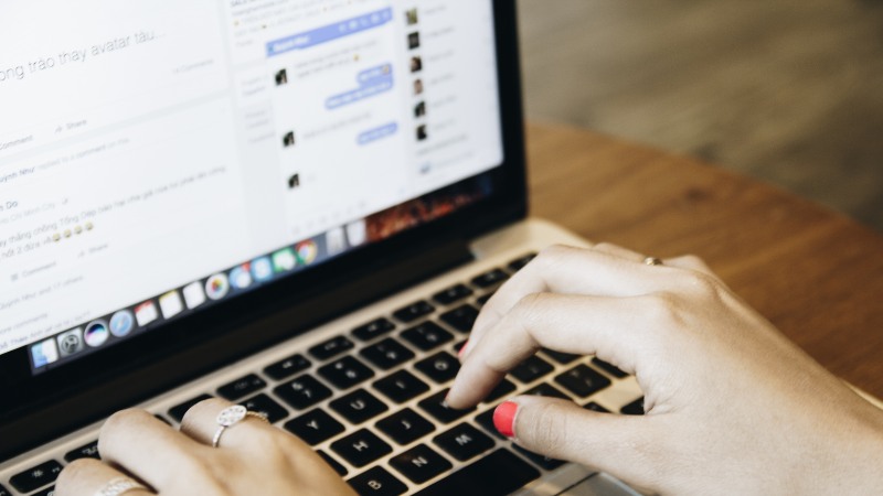 Une responsable réseaux sociaux d'une entreprise