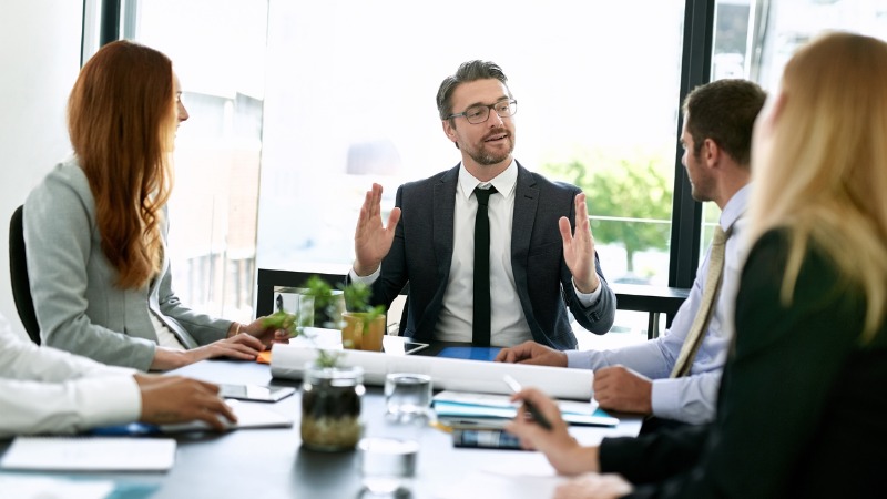 Une réunion de suivi et d'évaluation des résultats d'une entreprise