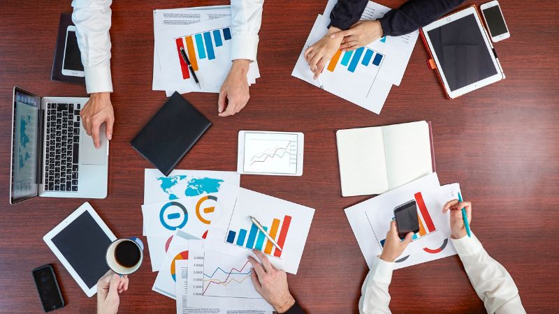 Une réunion pour l'analyse des résultats d'une entreprise