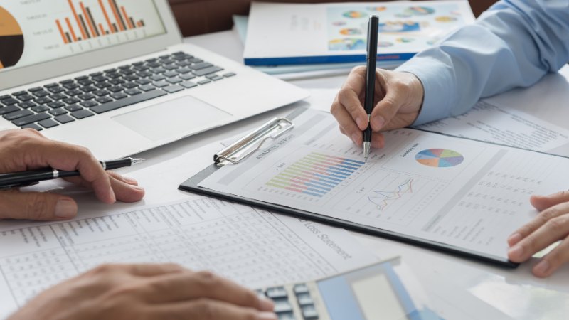 Une réunion pour l'optimisation de la performance financière d'une entreprise