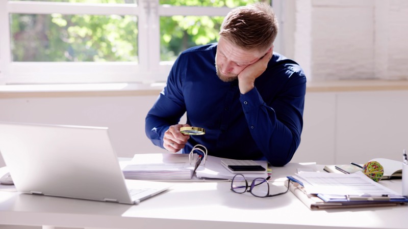 Un auditeur qui recherche des fraudes