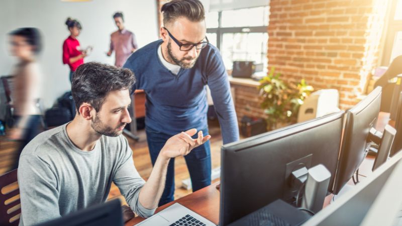 Un coach qui présente son programme de formation à un chef d'entreprise