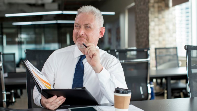 Un dirigeant d'entreprise qui fait des exercices introspectifs