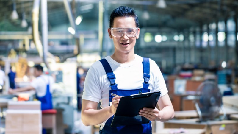 Un homme qui surveille les indicateurs de productivité