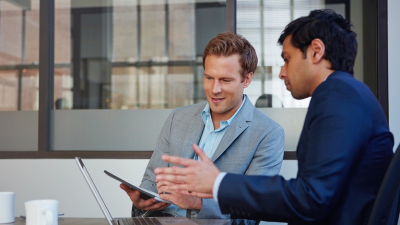 Un salarié qui donne son feedback sur le management d'une entreprise