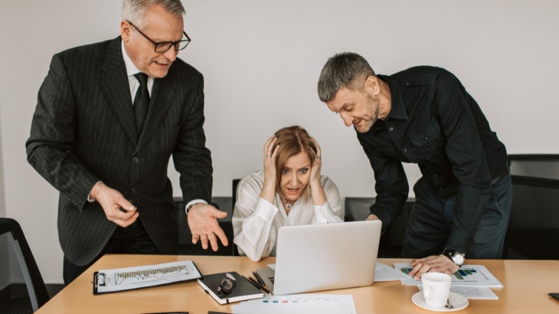 Une dirigeante d'entreprise qui a du mal à gérer le stress