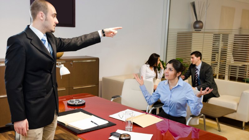 Une employé d'une entreprise sanctionnée