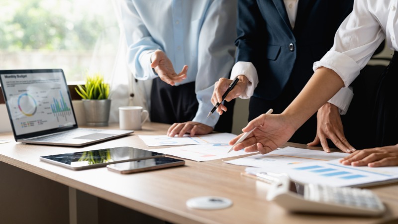 Une équipe qui mesure l'impact de l'audit interne sur la performance de l'entreprise