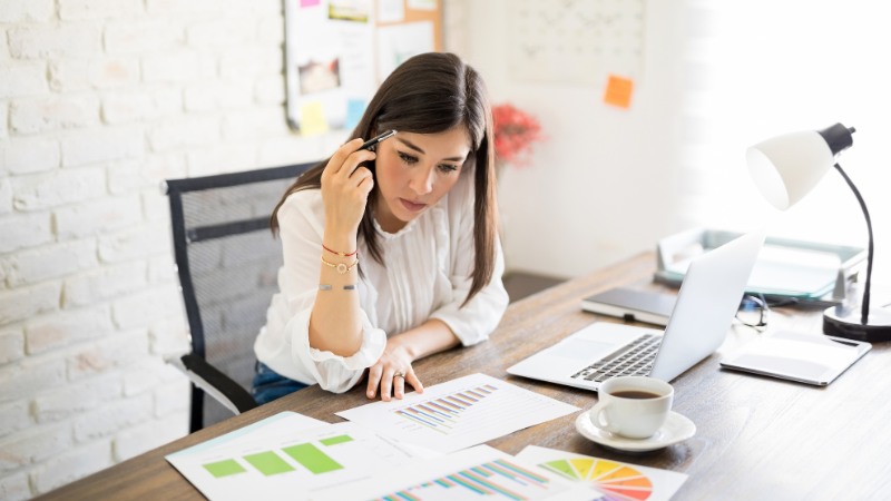 Une femme qui contrôle les activités d'une entreprise